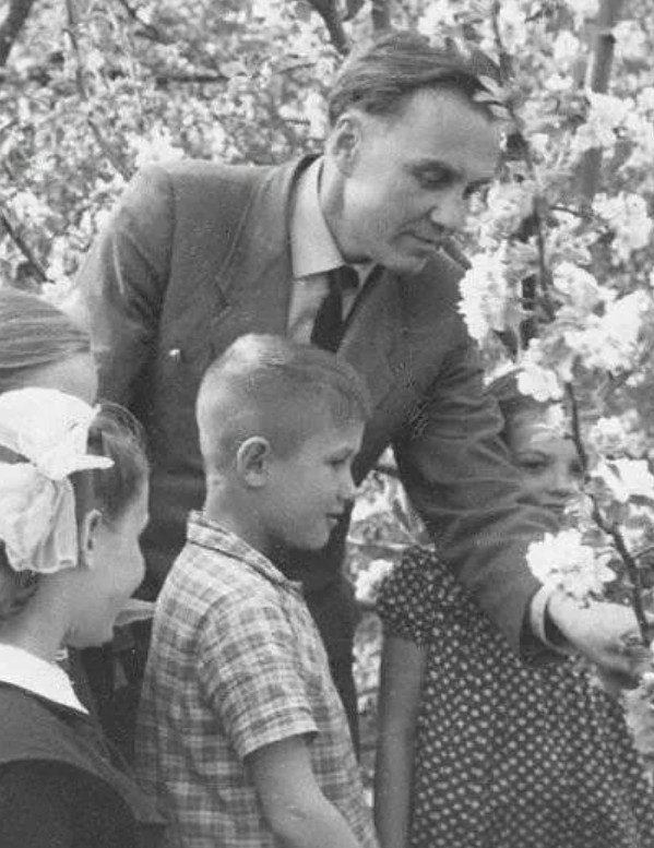 Василий Александрович Сухомлинский [1918-1970] с учениками