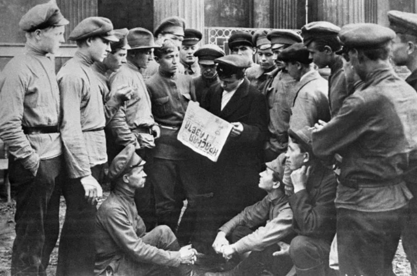 Петроградцы читают "Красную газету", 1918