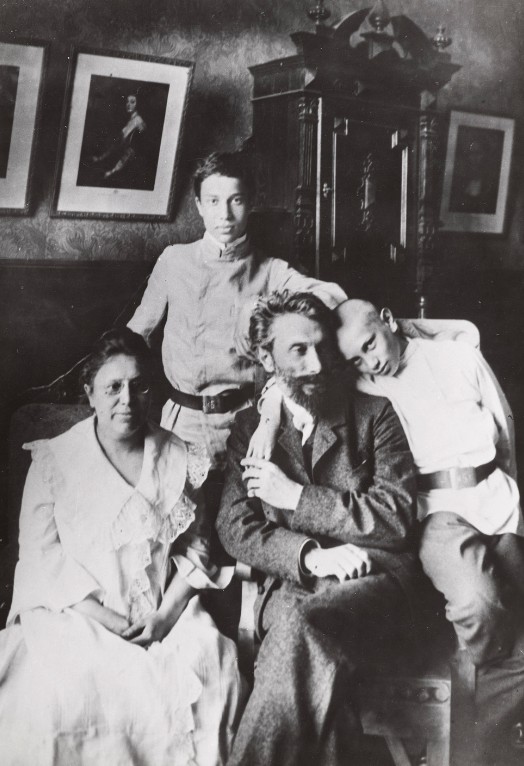 Б.Л. Пастернак (стоит) с родителями и братом [Москва, 1905]