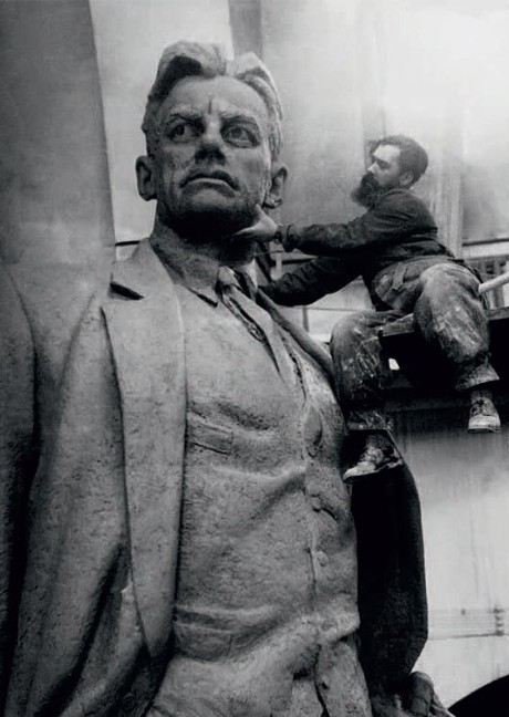 Александр Павлович Кибальников [1912-1987]работает над памятником Маяковскому.