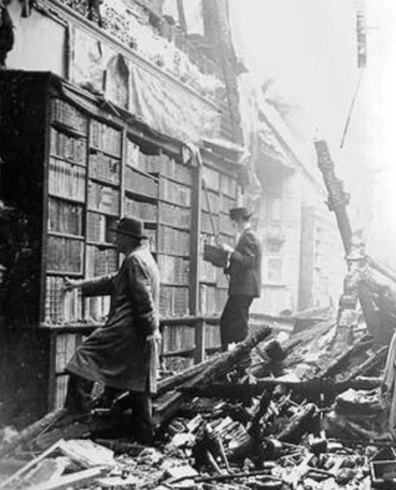 Библиотека после бомбардировки Лондона