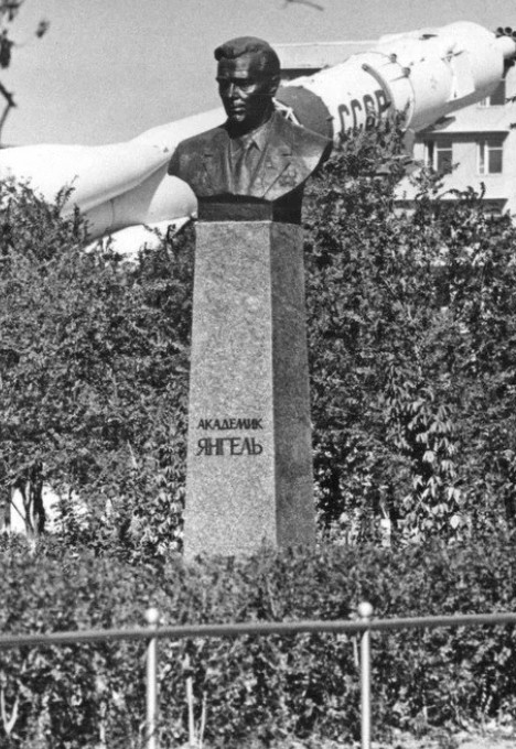 Памятник М.К. Янгелю [1911-1971] на Байконуре