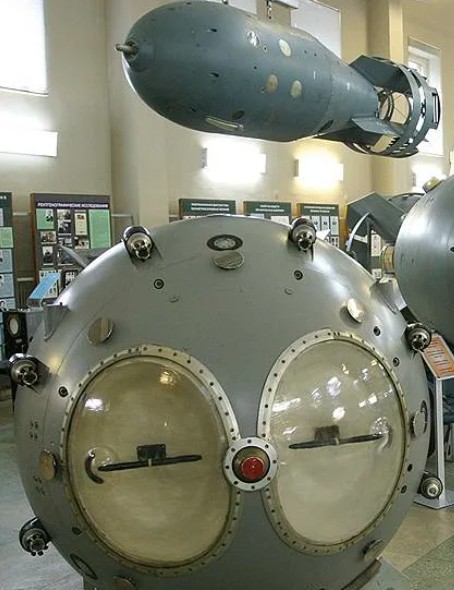 РДС-1 — первая советская атомная бомба.Музей ядерного оружия, Саров.