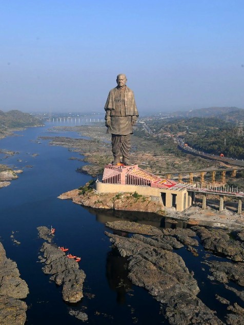 Статуя Единства на реке Нармада в штате Гуджарат, Индия